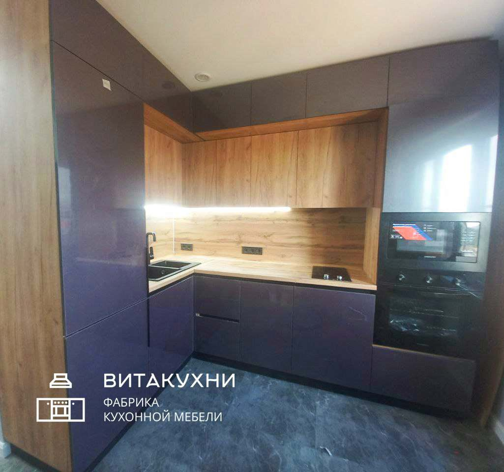 Темная кухня с глянцевыми фасадами