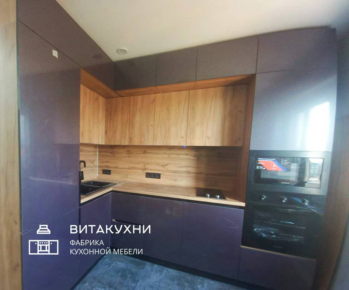 Темная кухня с глянцевыми фасадами