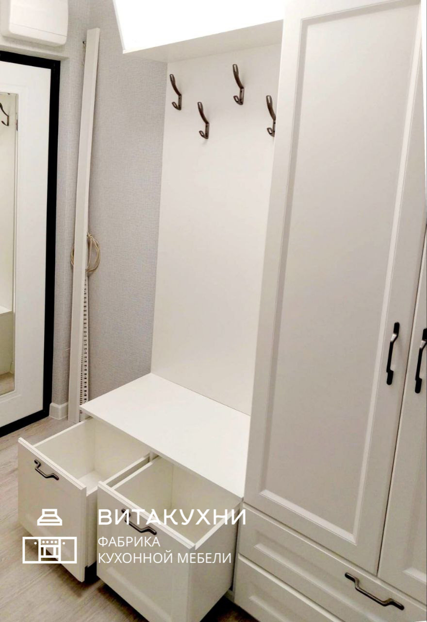 Белый шкаф в прихожую
