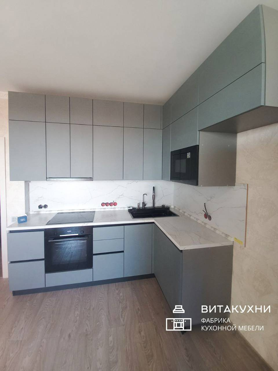 Серая кухня с матовыми фасадами