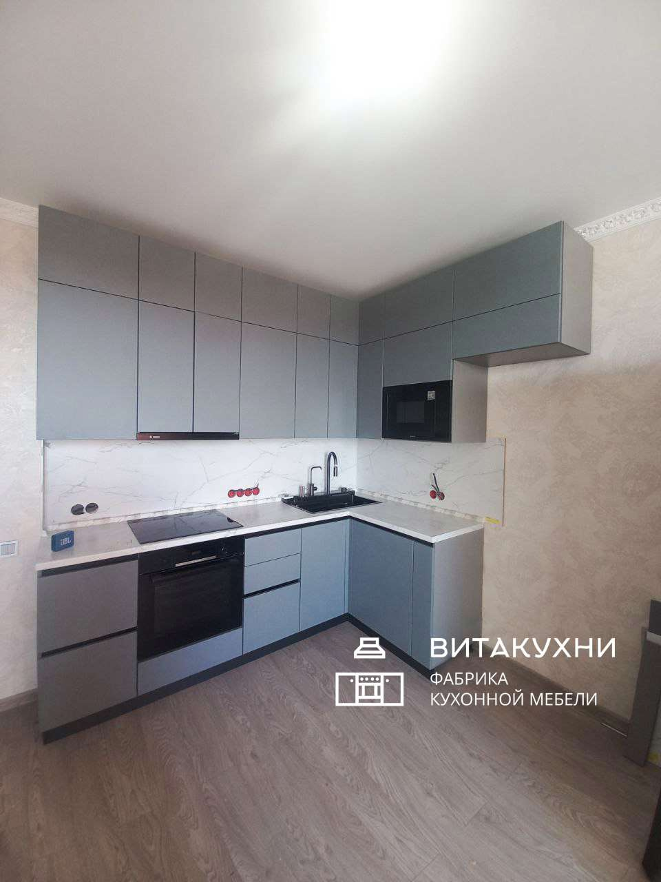 Серая кухня с матовыми фасадами