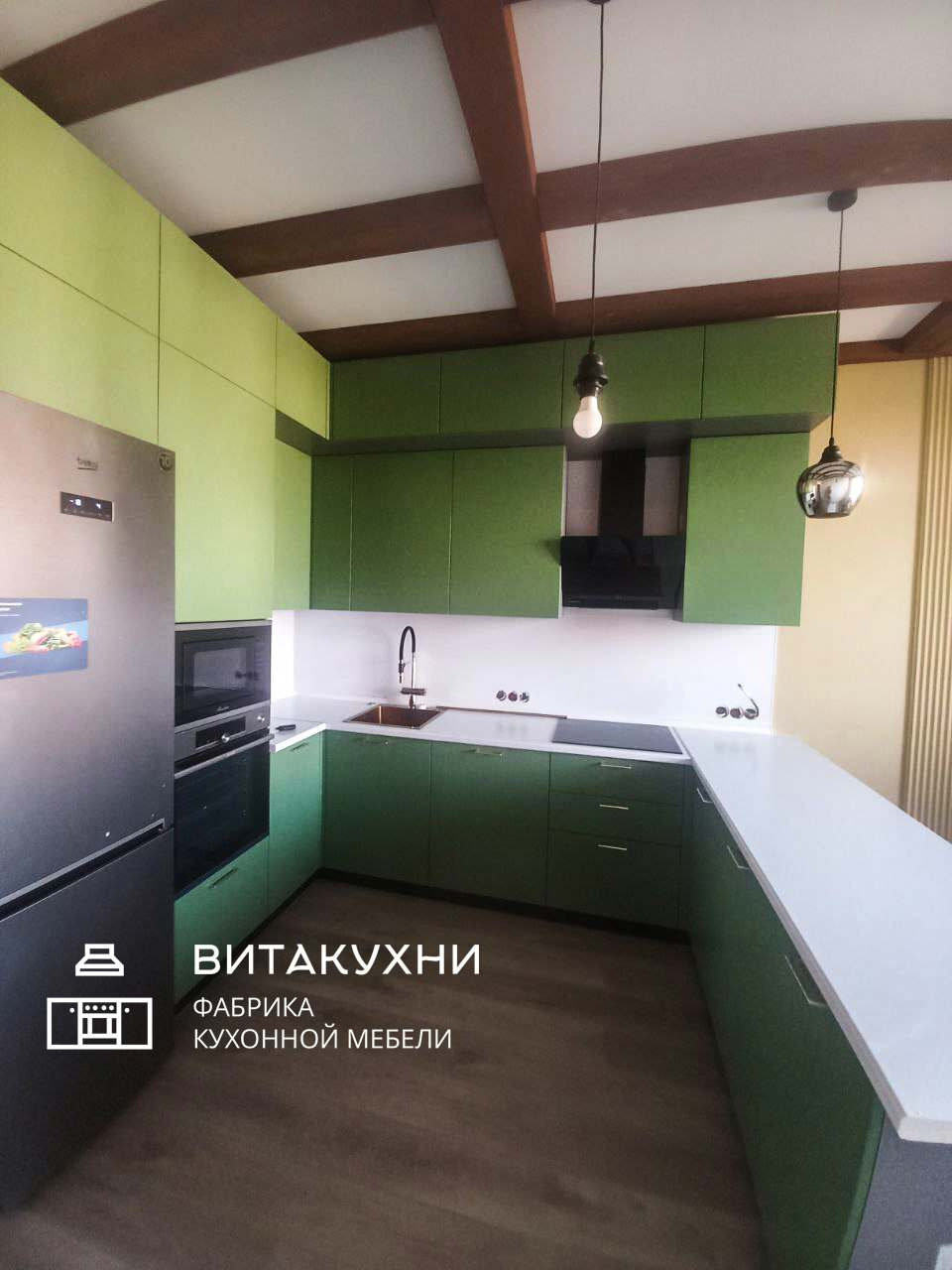П-образная кухня с зелеными фасадами