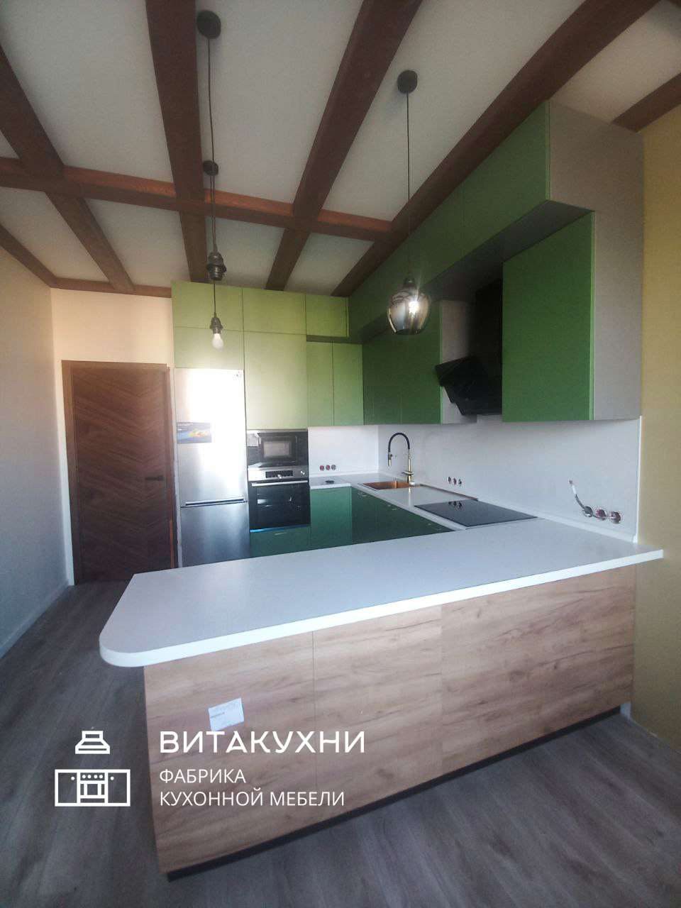 П-образная кухня с зелеными фасадами
