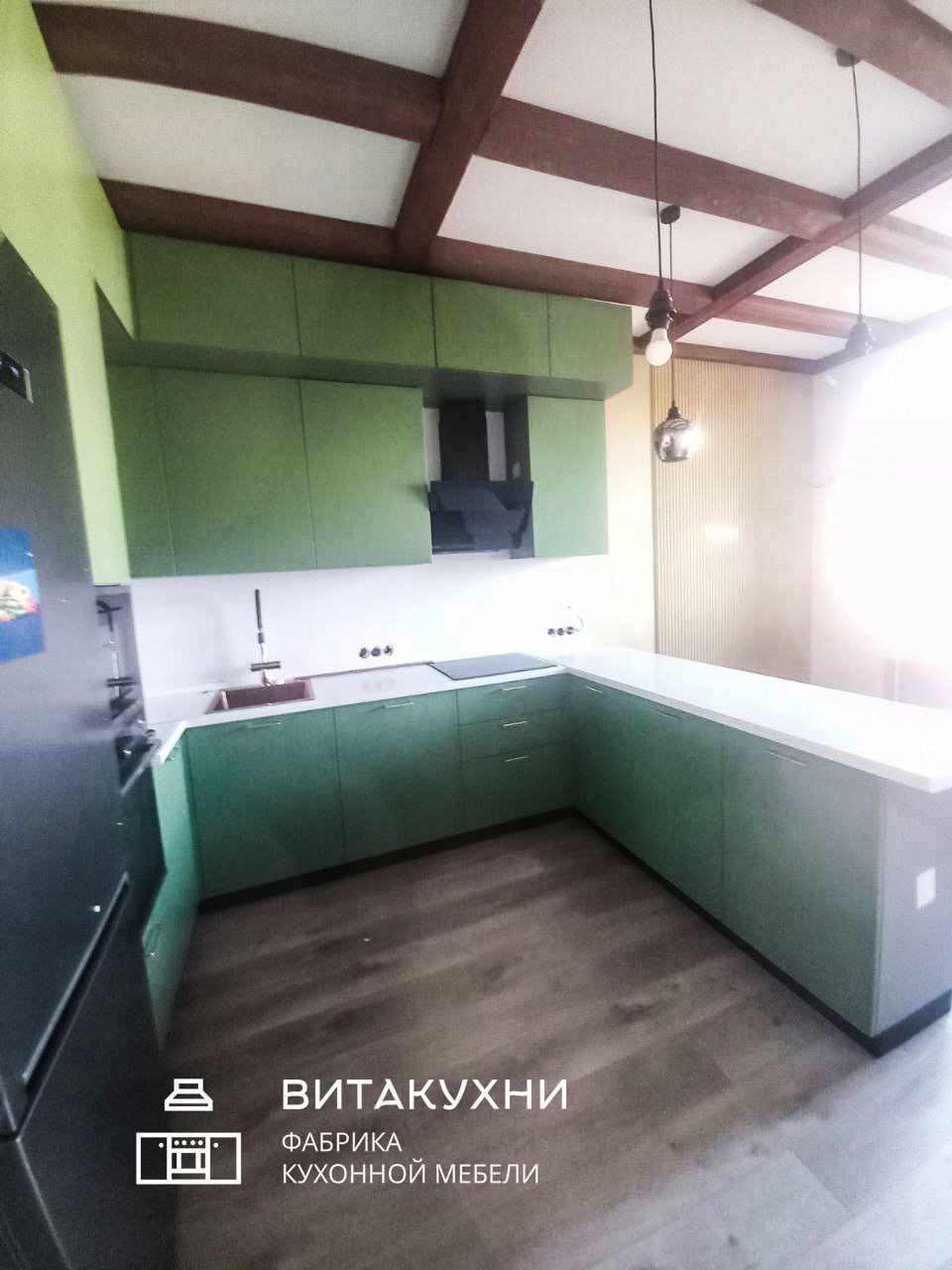 П-образная кухня с зелеными фасадами