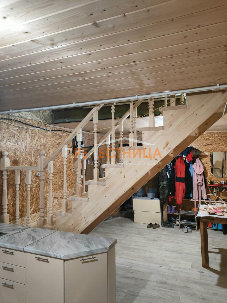 Деревянная лестница К-002М2 с резным ограждением