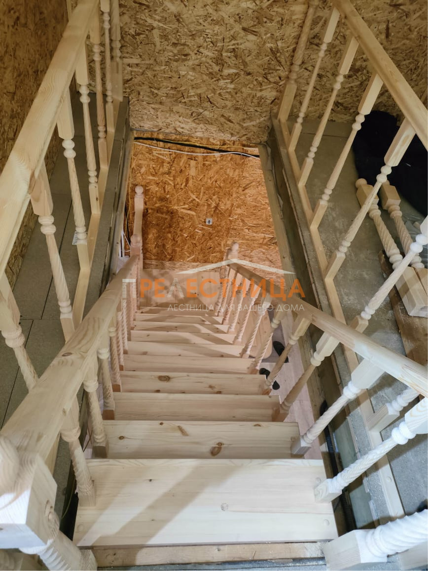 Деревянная лестница К-002М2 с резным ограждением