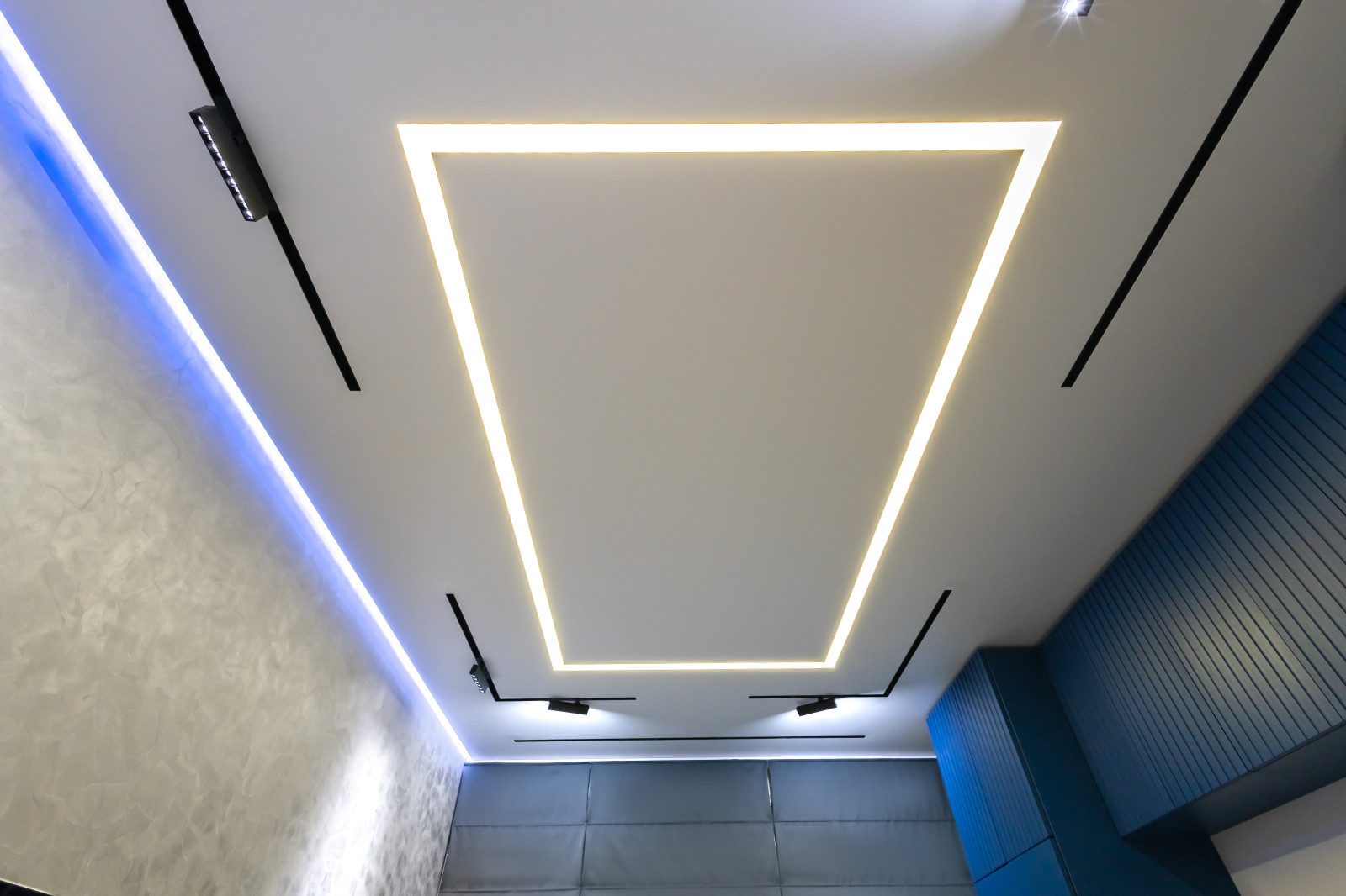 Установка натяжных потолков в квартире.