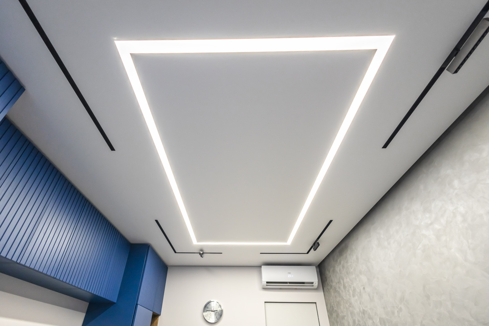 Установка натяжных потолков в квартире.