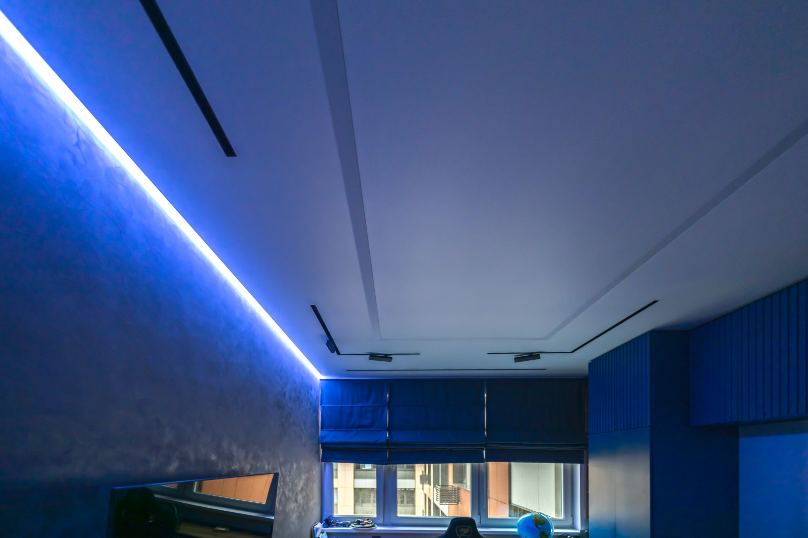 Установка натяжных потолков в квартире.