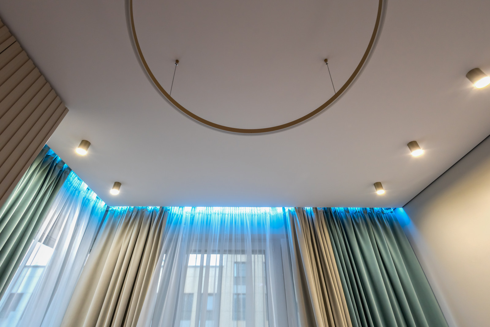 Установка натяжных потолков в квартире.