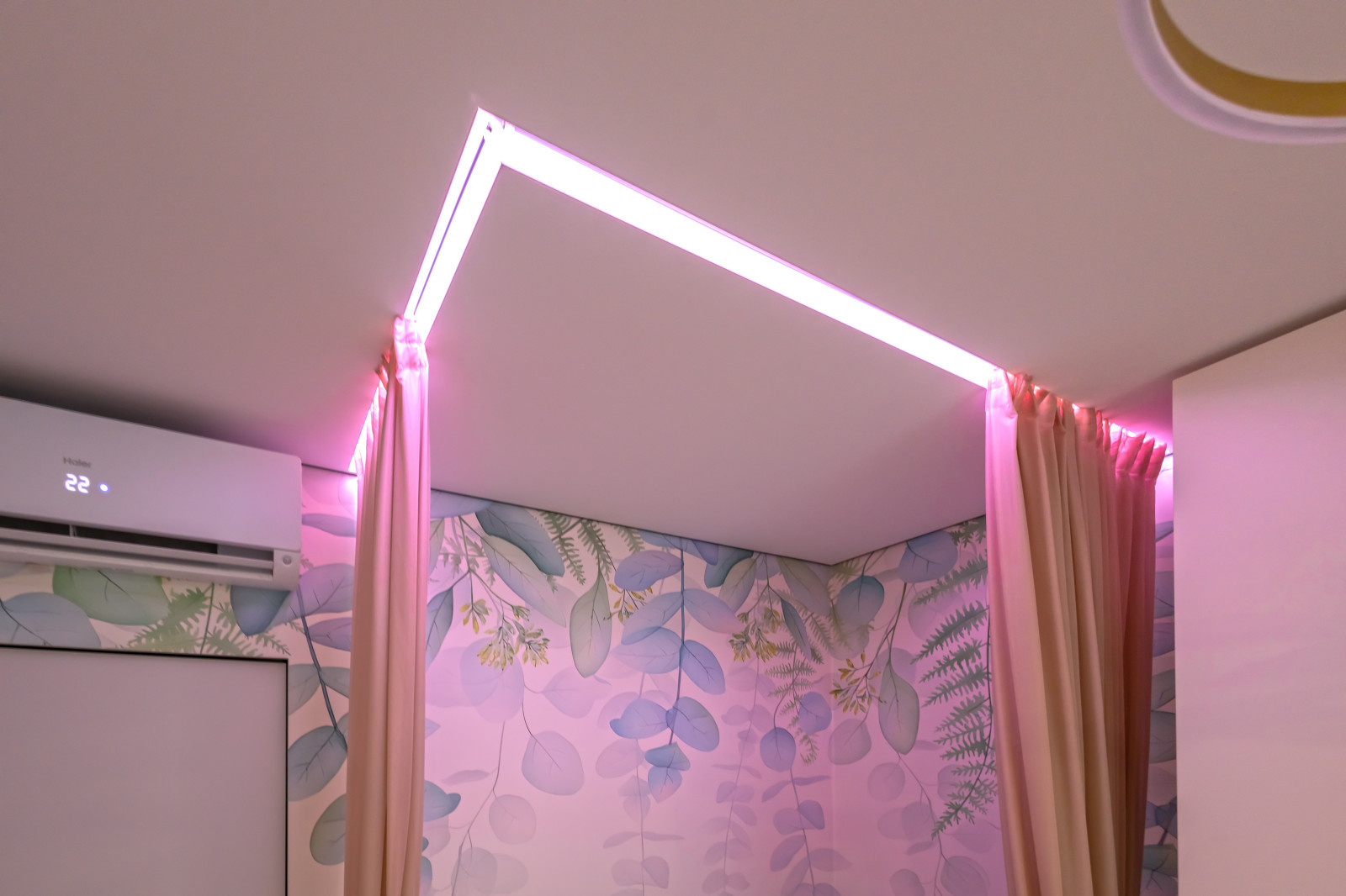 Установка натяжных потолков в квартире.