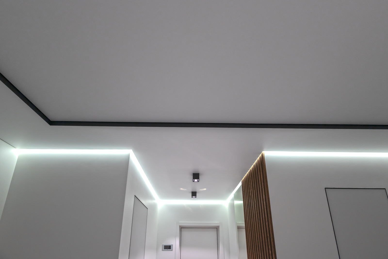 Установка натяжных потолков в квартире.