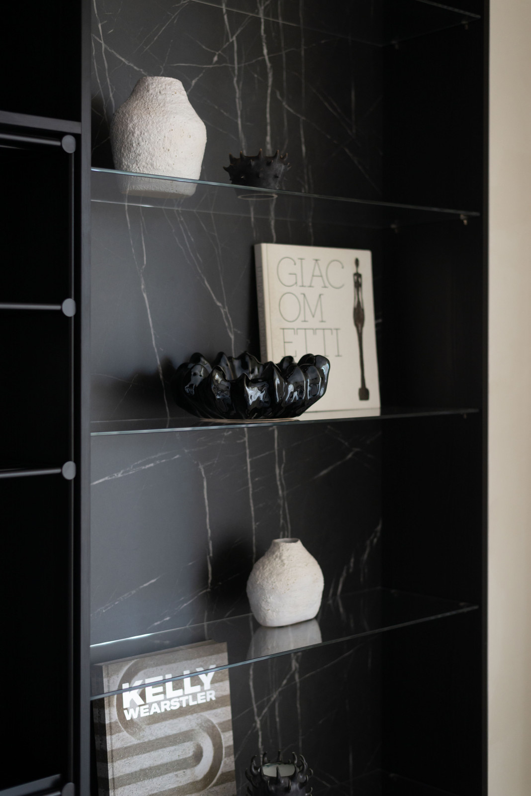 черно-белое