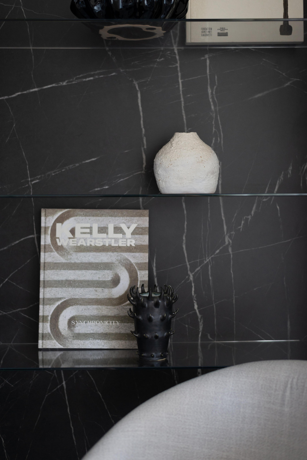 черно-белое