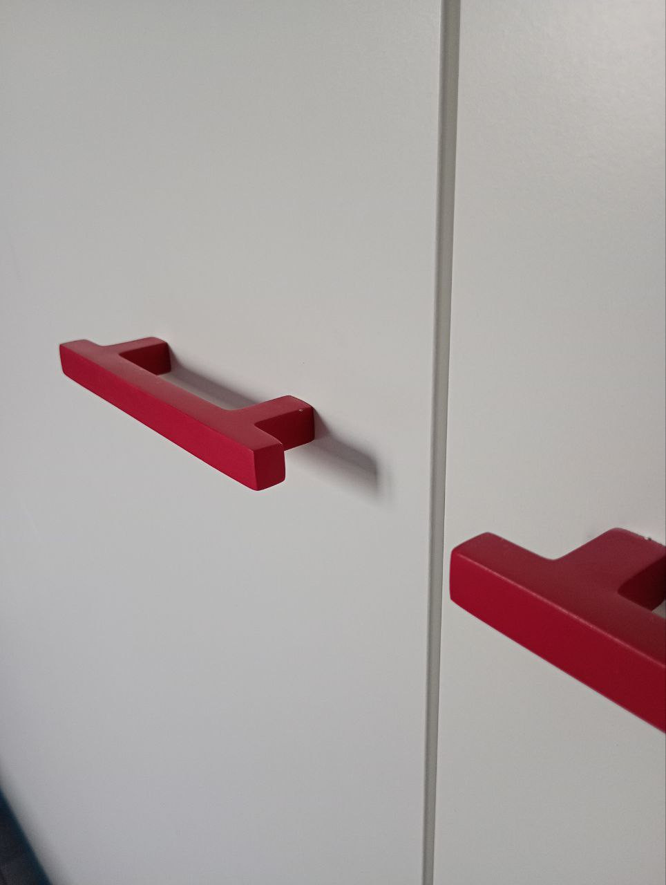 Une chambre aux couleurs vives pour un adolescent qui aime la couleur