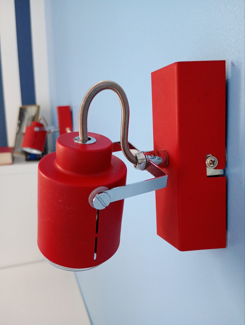 Une chambre aux couleurs vives pour un adolescent qui aime la couleur