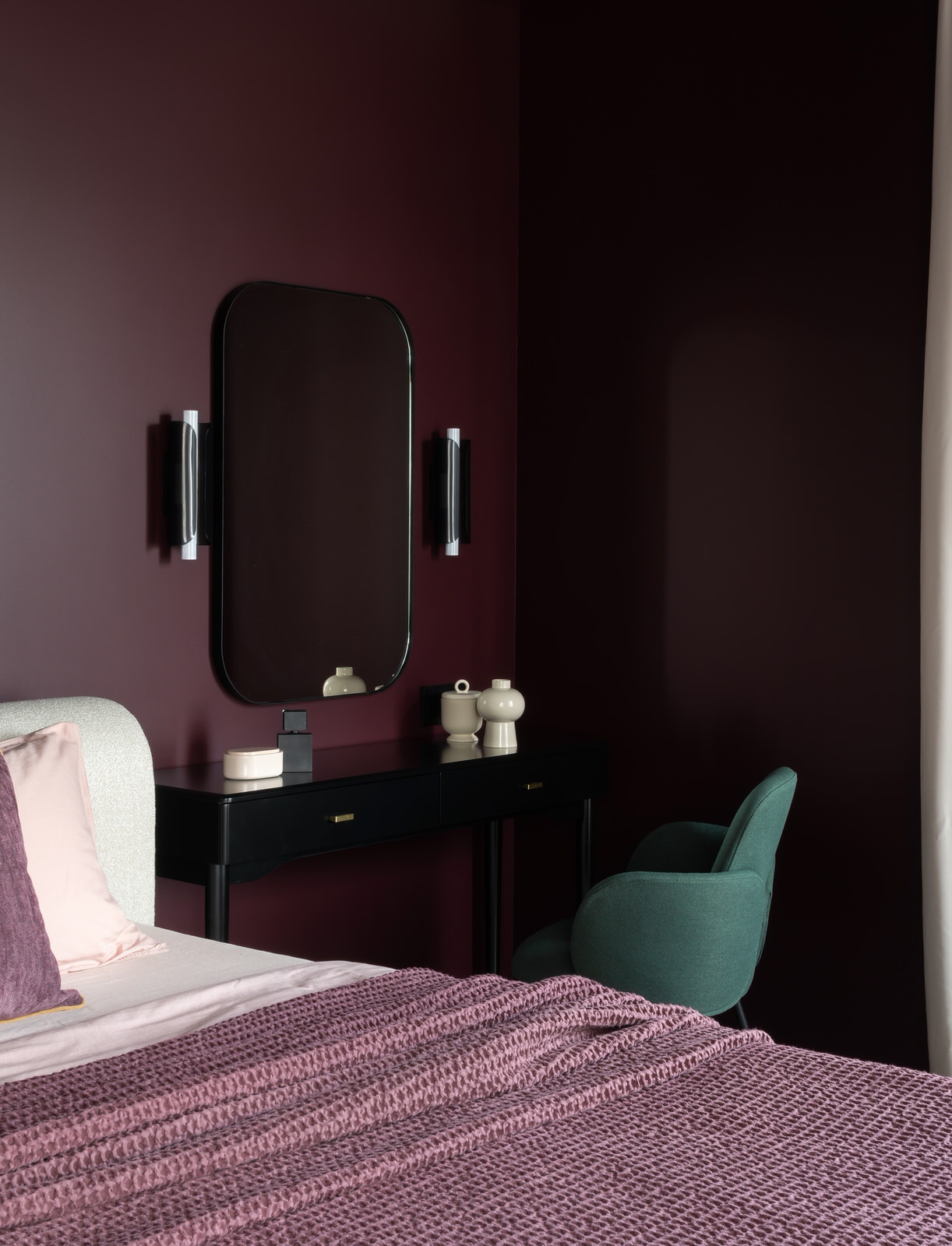 Стол для макияжа в спальне