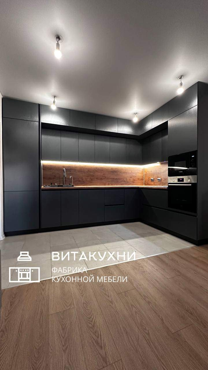Черный кухонный гарнитур до потолка