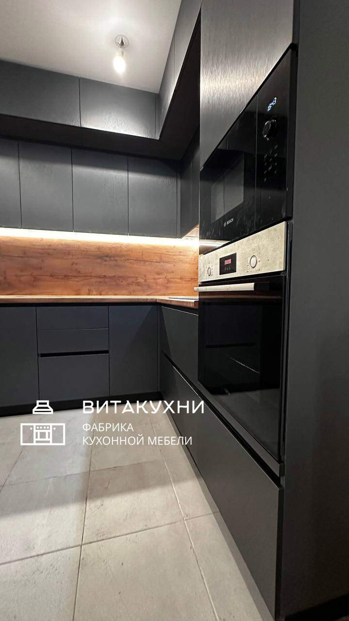 Черный кухонный гарнитур до потолка
