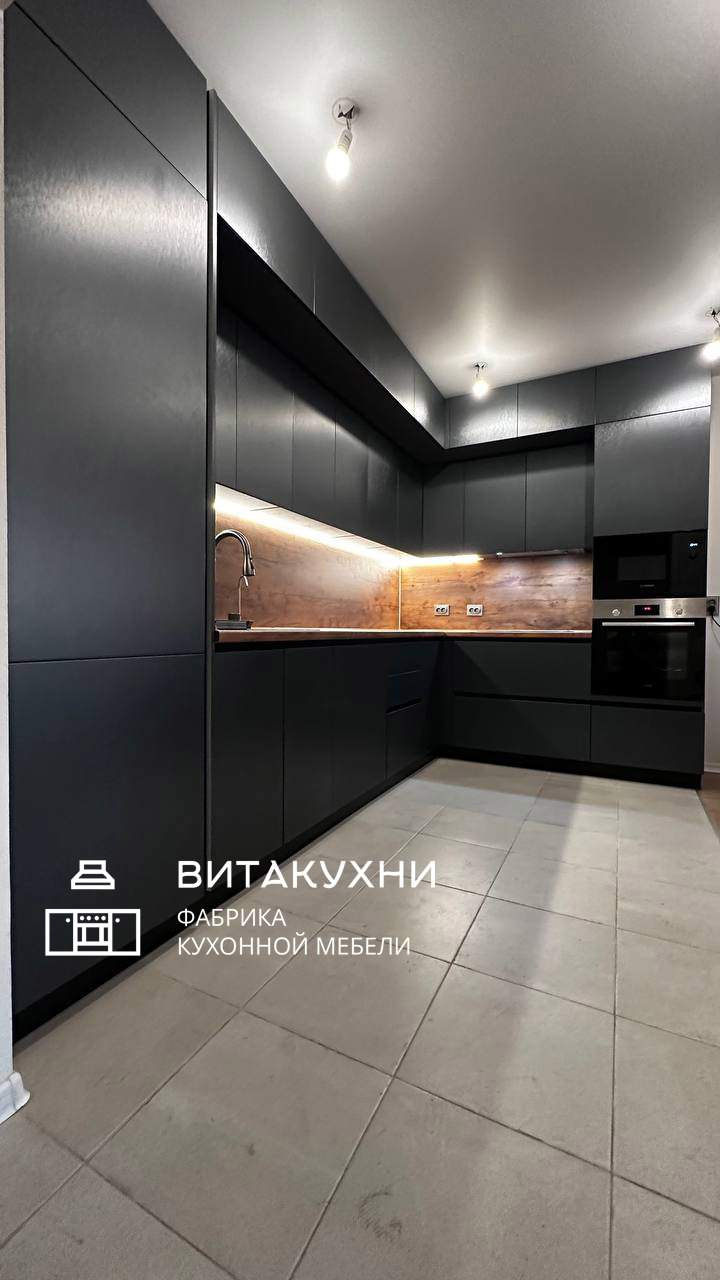 Черный кухонный гарнитур до потолка