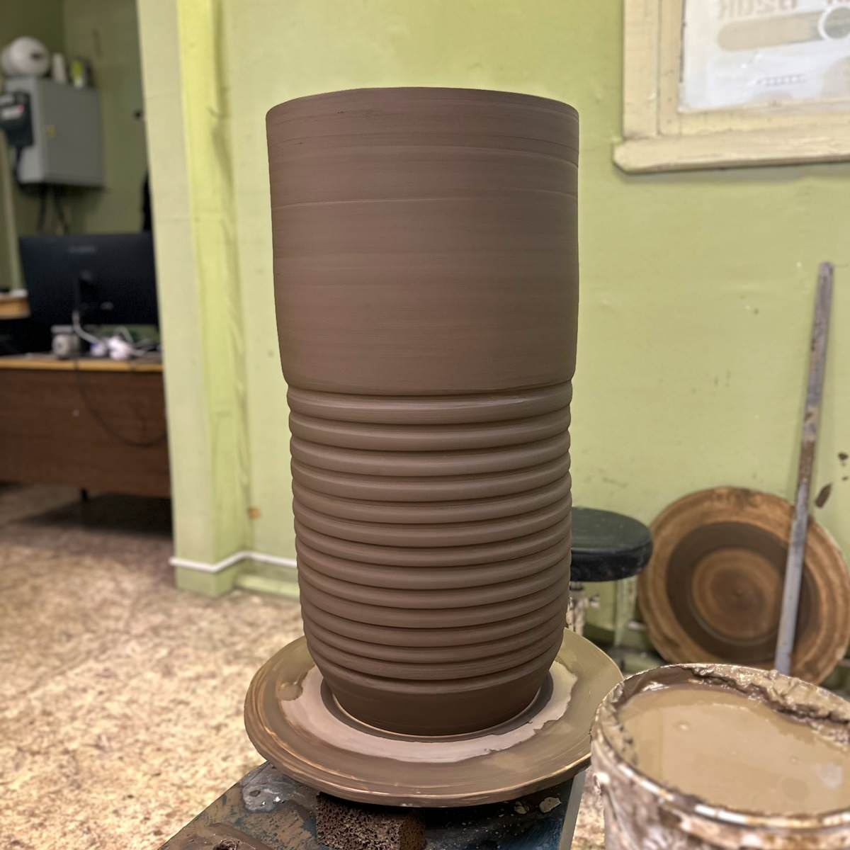 Горшки под деревья для конференц-зала частной усадьбы