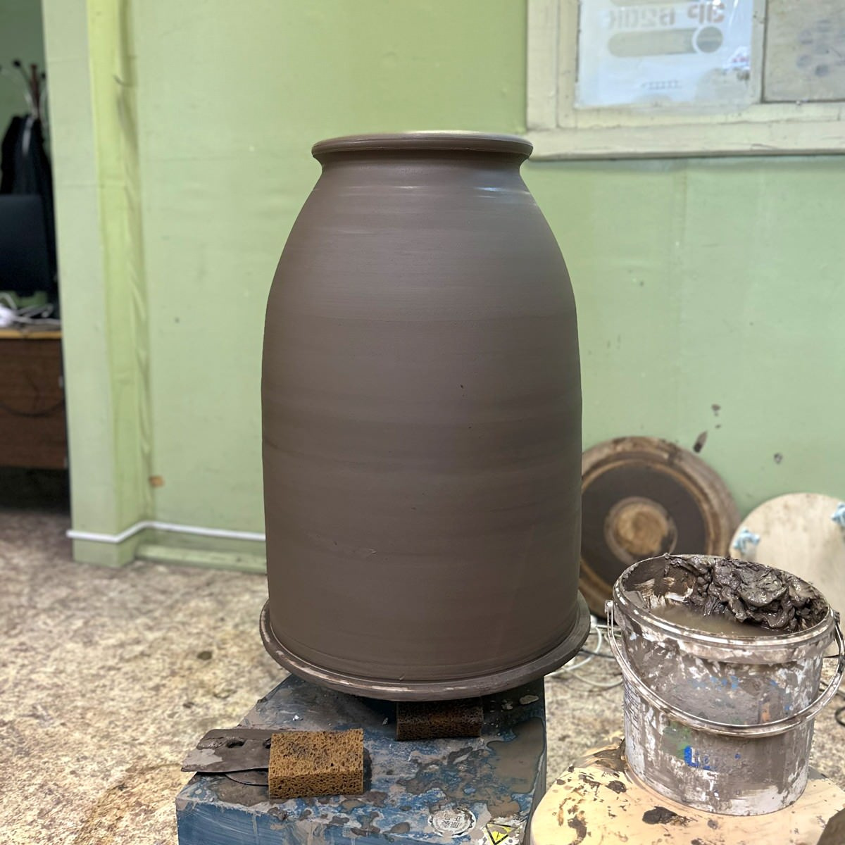 Горшки под деревья для конференц-зала частной усадьбы