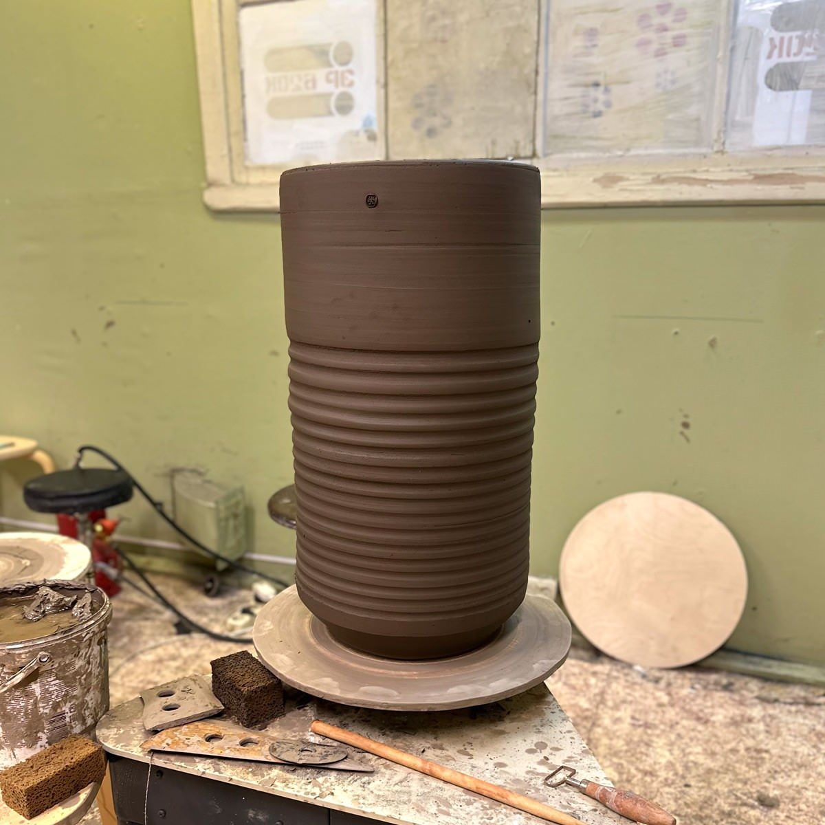 Горшки под деревья для конференц-зала частной усадьбы