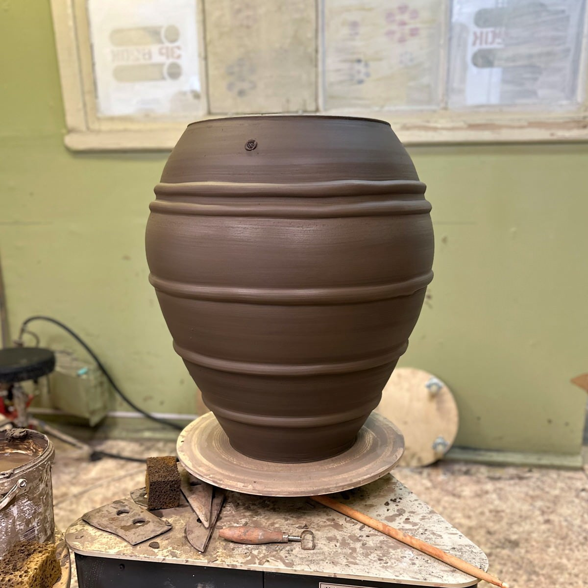 Горшки под деревья для конференц-зала частной усадьбы