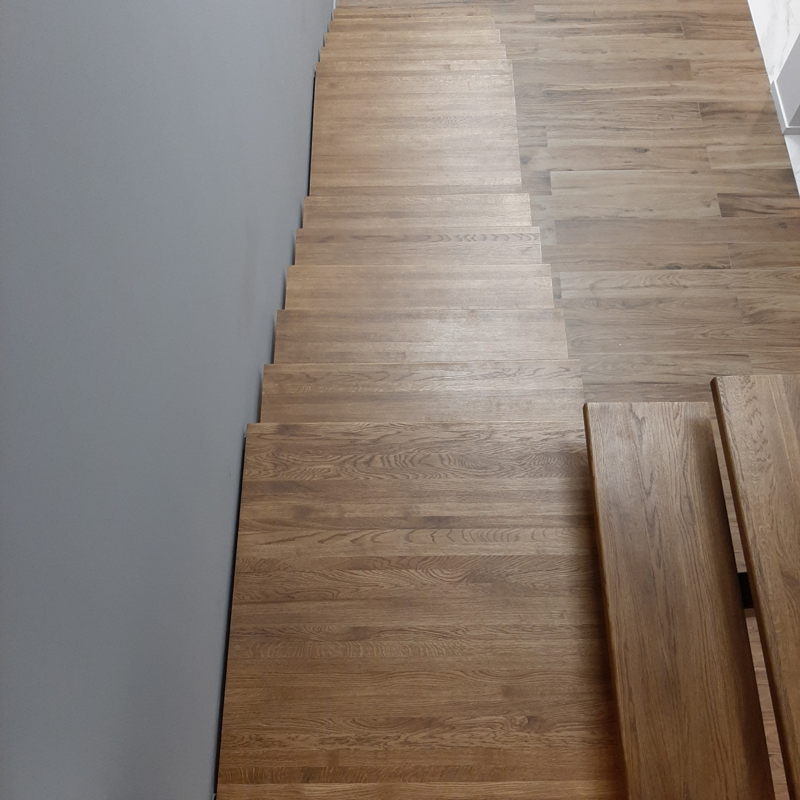 Лестница на монокосоуре с опорными столбами внутри стены из пеноблока