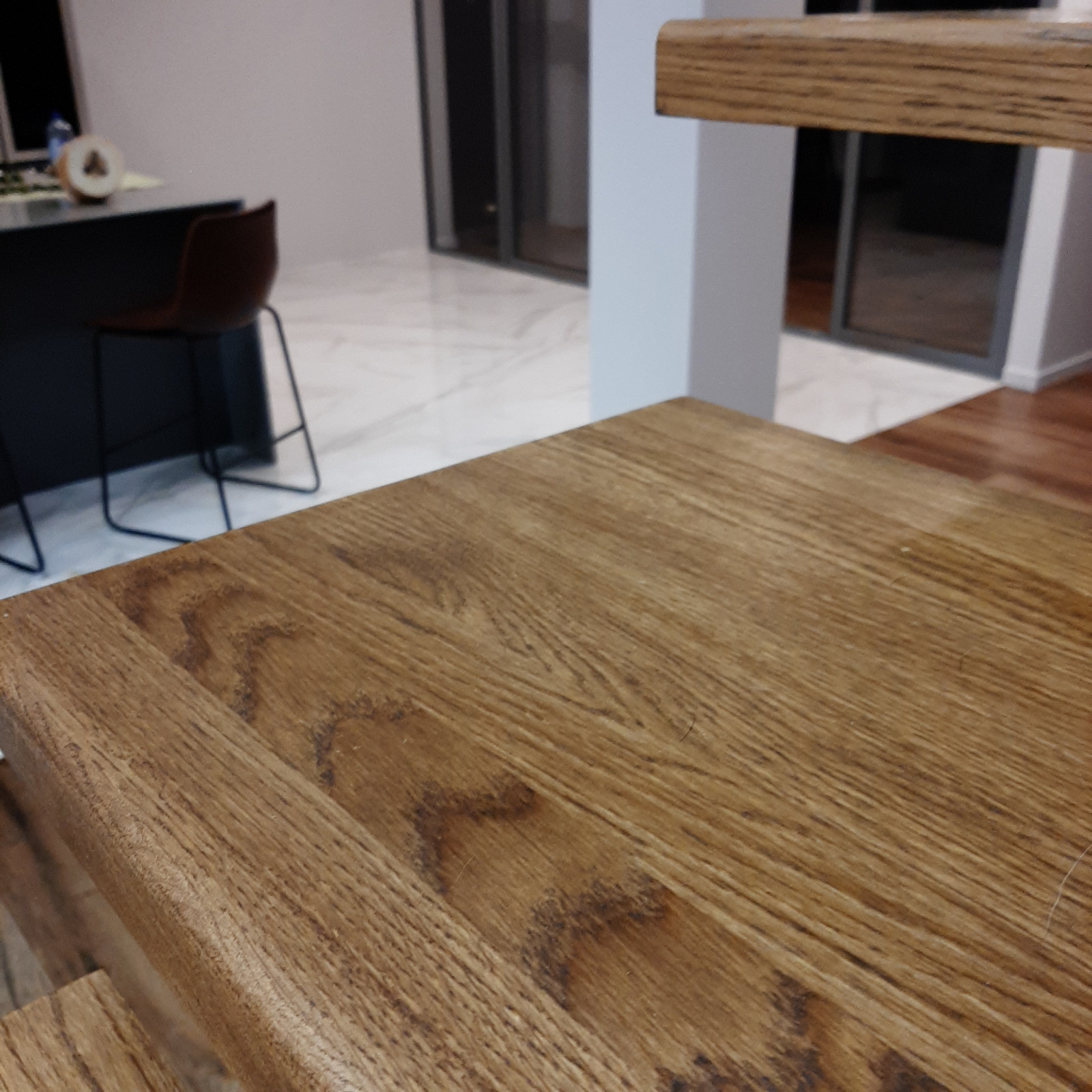 Лестница на монокосоуре с опорными столбами внутри стены из пеноблока