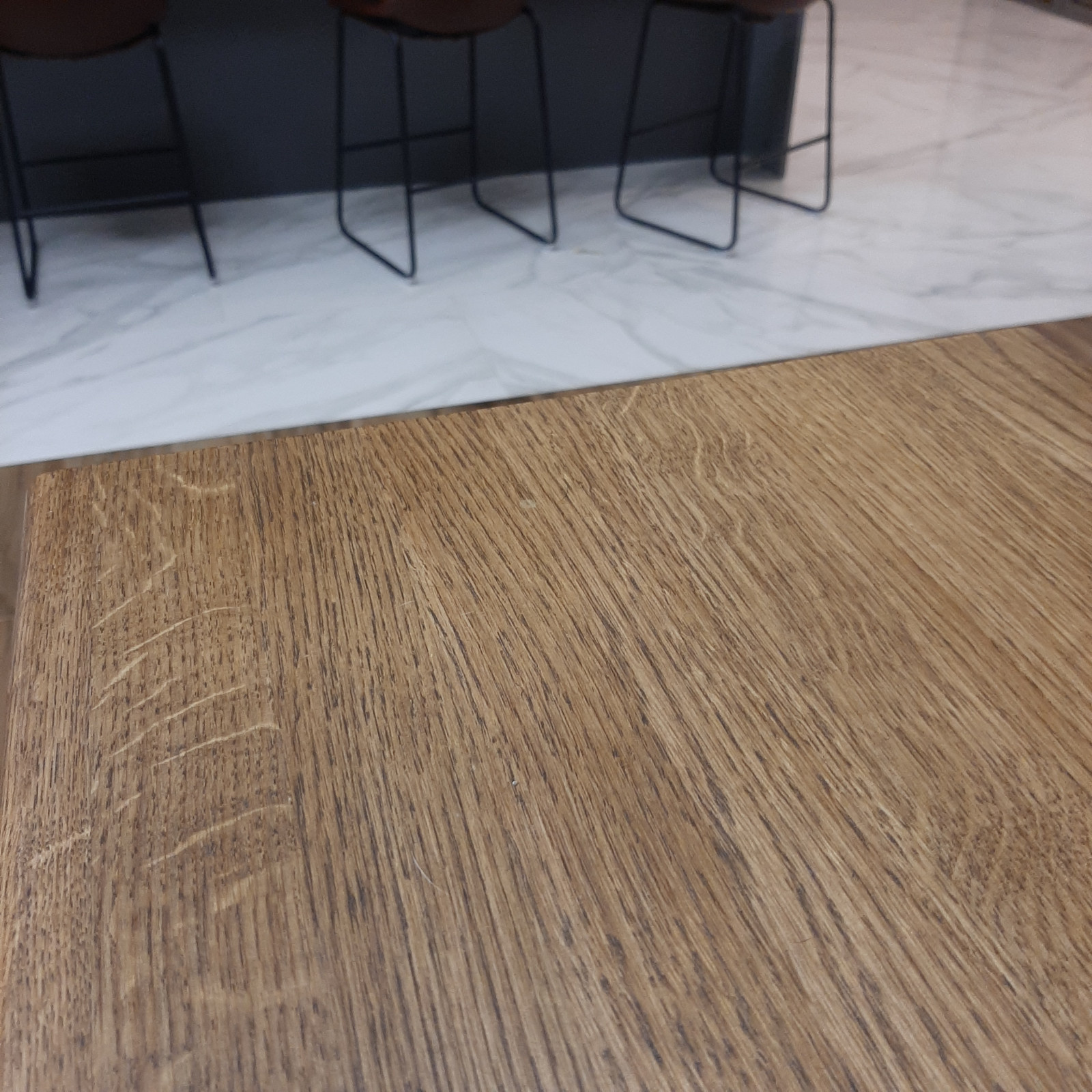 Лестница на монокосоуре с опорными столбами внутри стены из пеноблока