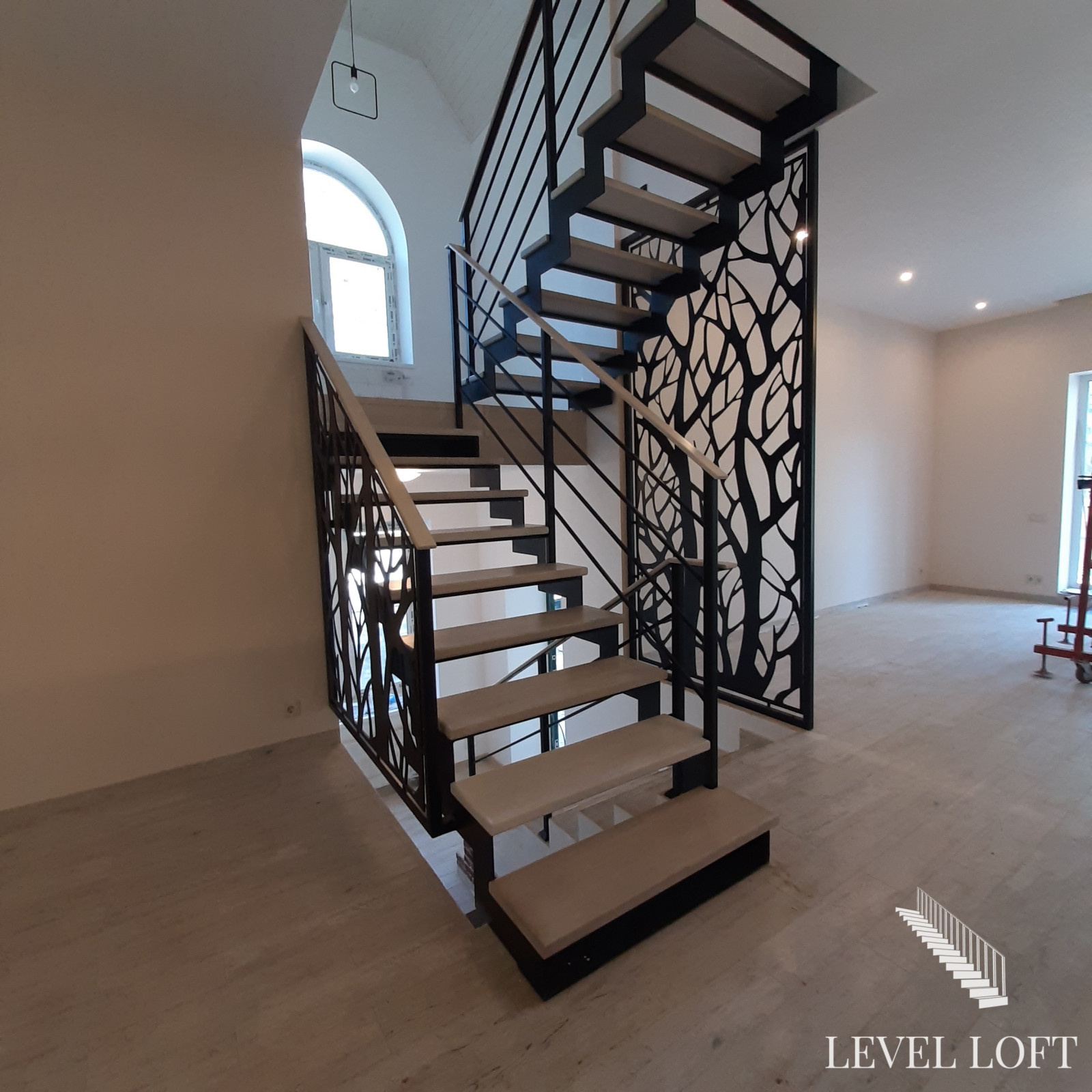 Лестница на двух косоурах из листа металла с межэтажной площадкой