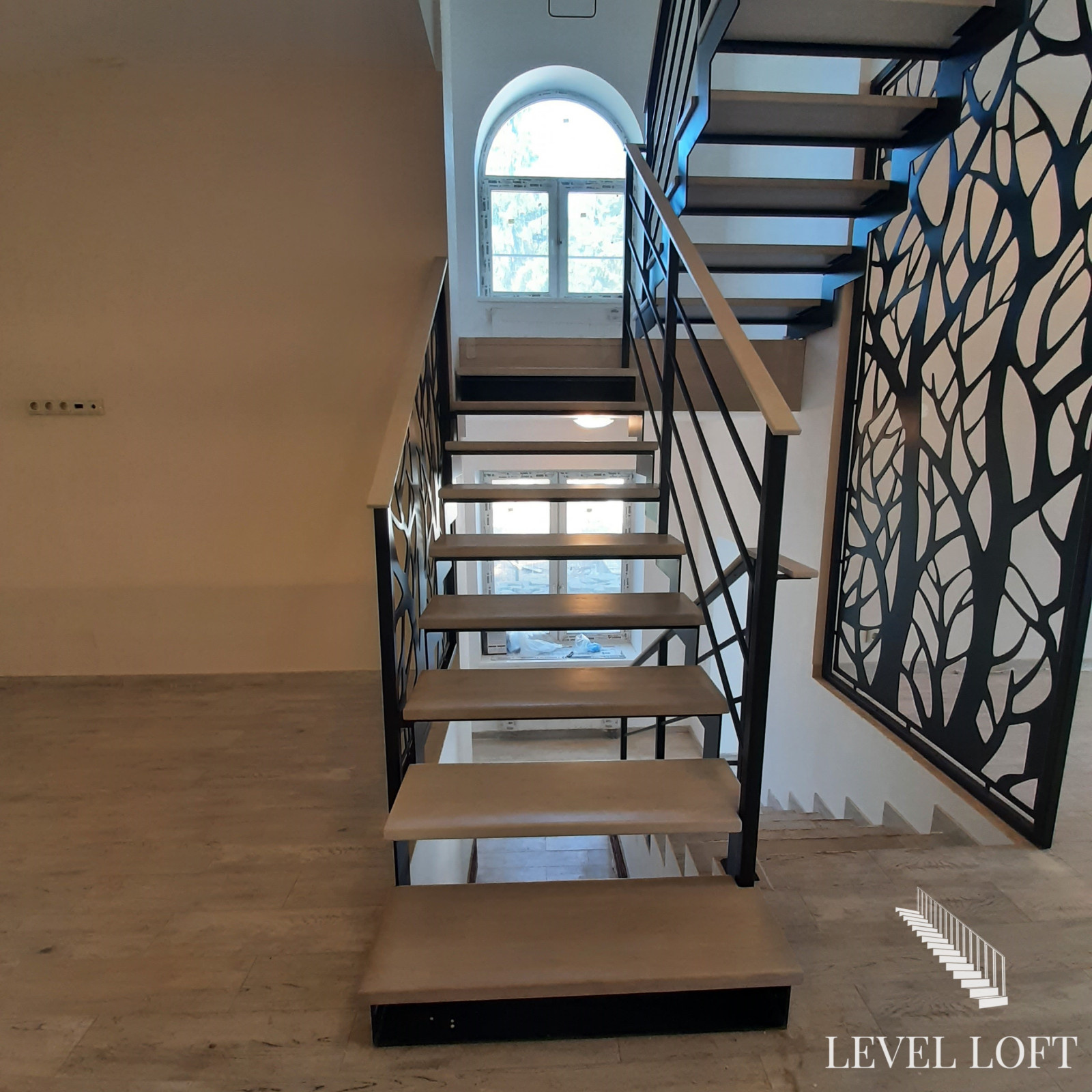 Лестница на двух косоурах из листа металла с межэтажной площадкой