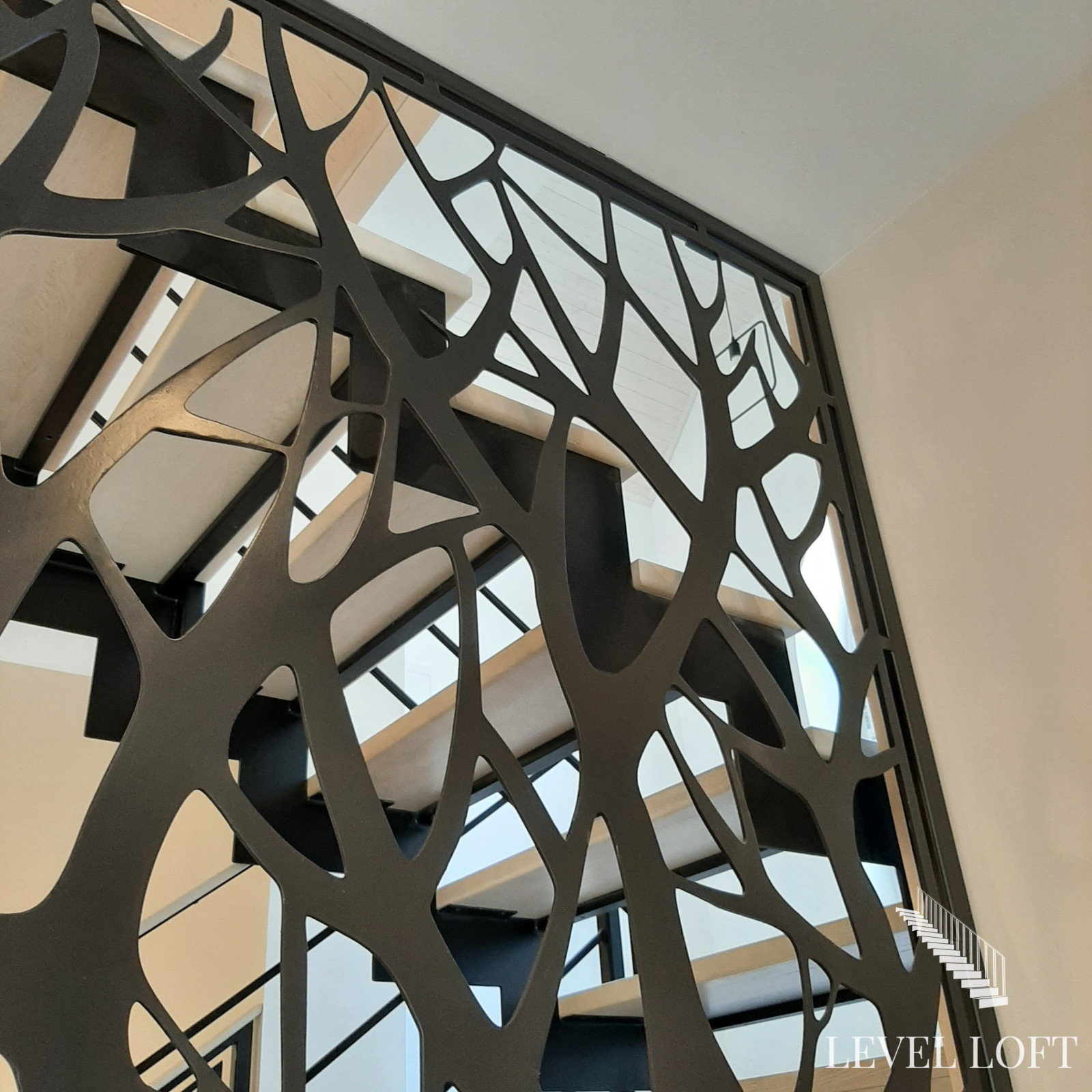 Лестница на двух косоурах из листа металла с межэтажной площадкой