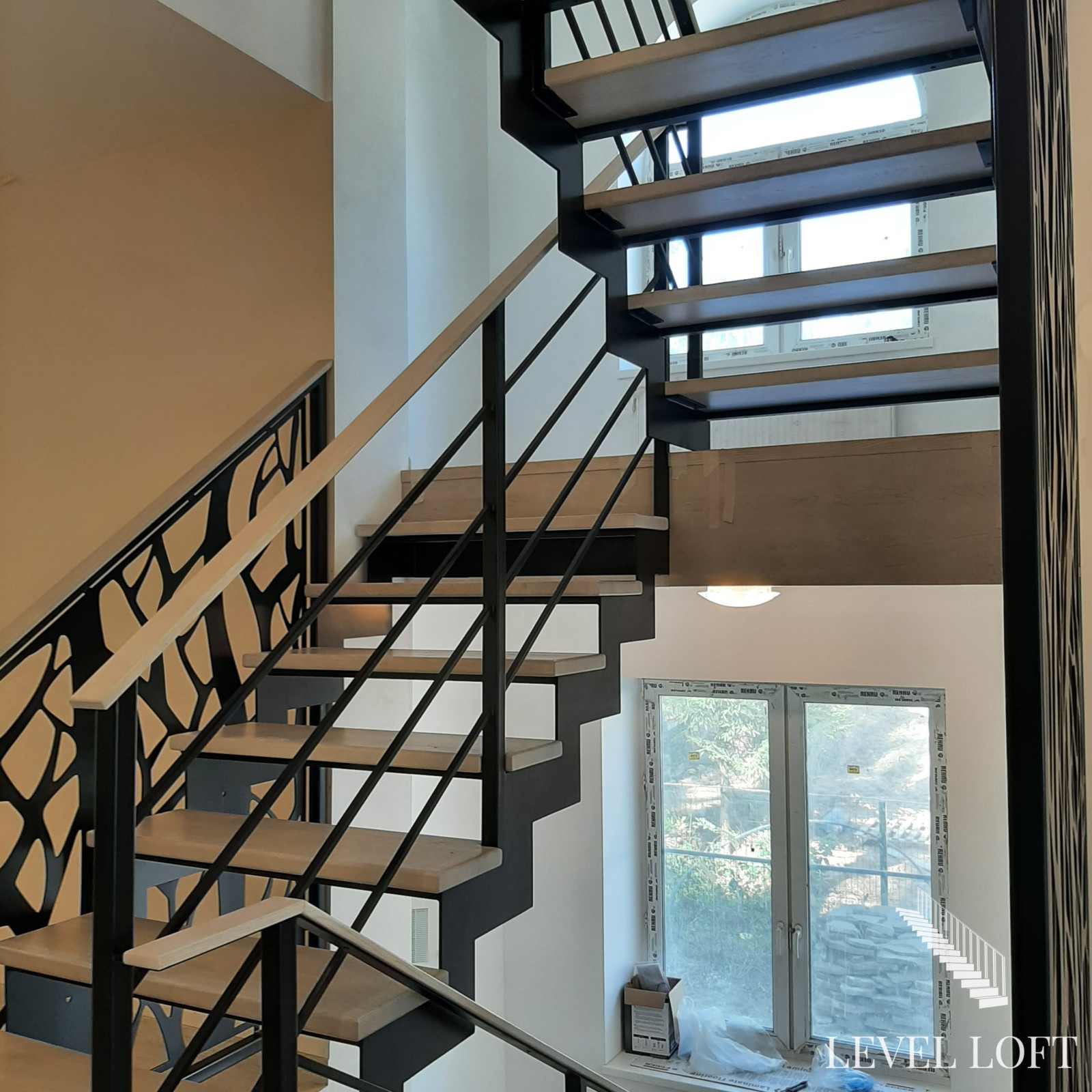 Лестница на двух косоурах из листа металла с межэтажной площадкой