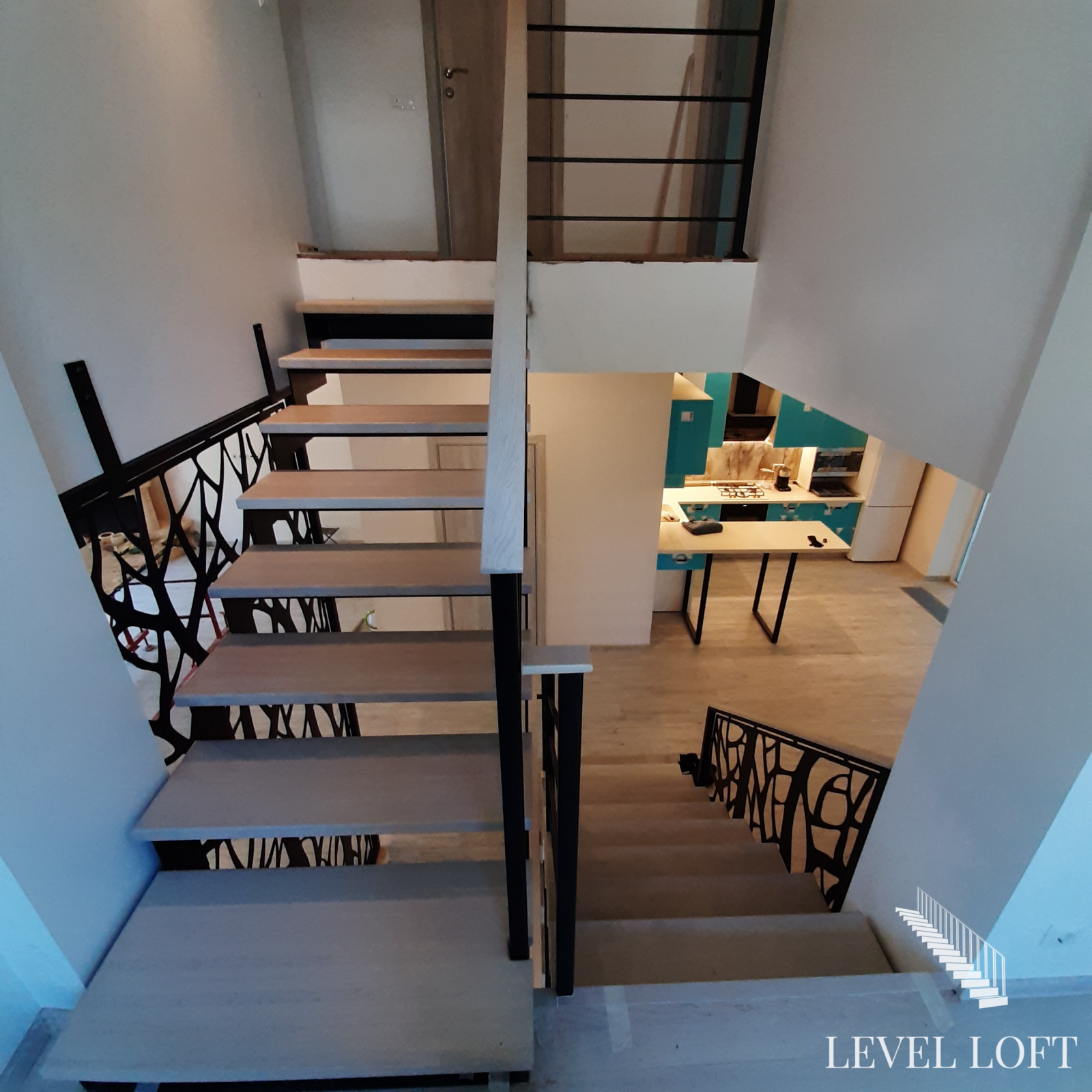 Лестница на двух косоурах из листа металла с межэтажной площадкой