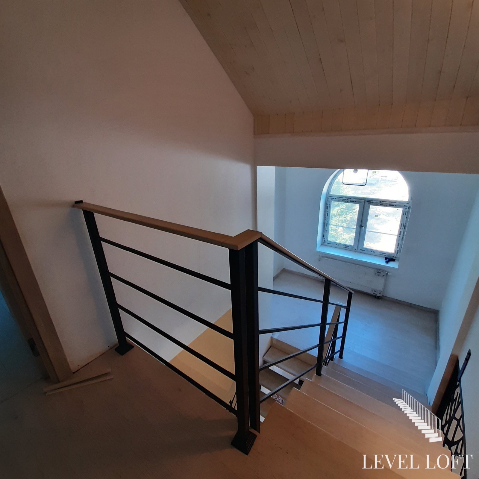 Лестница на двух косоурах из листа металла с межэтажной площадкой