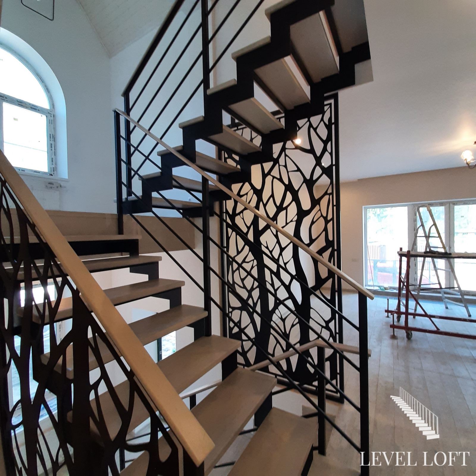 Лестница на двух косоурах из листа металла с межэтажной площадкой