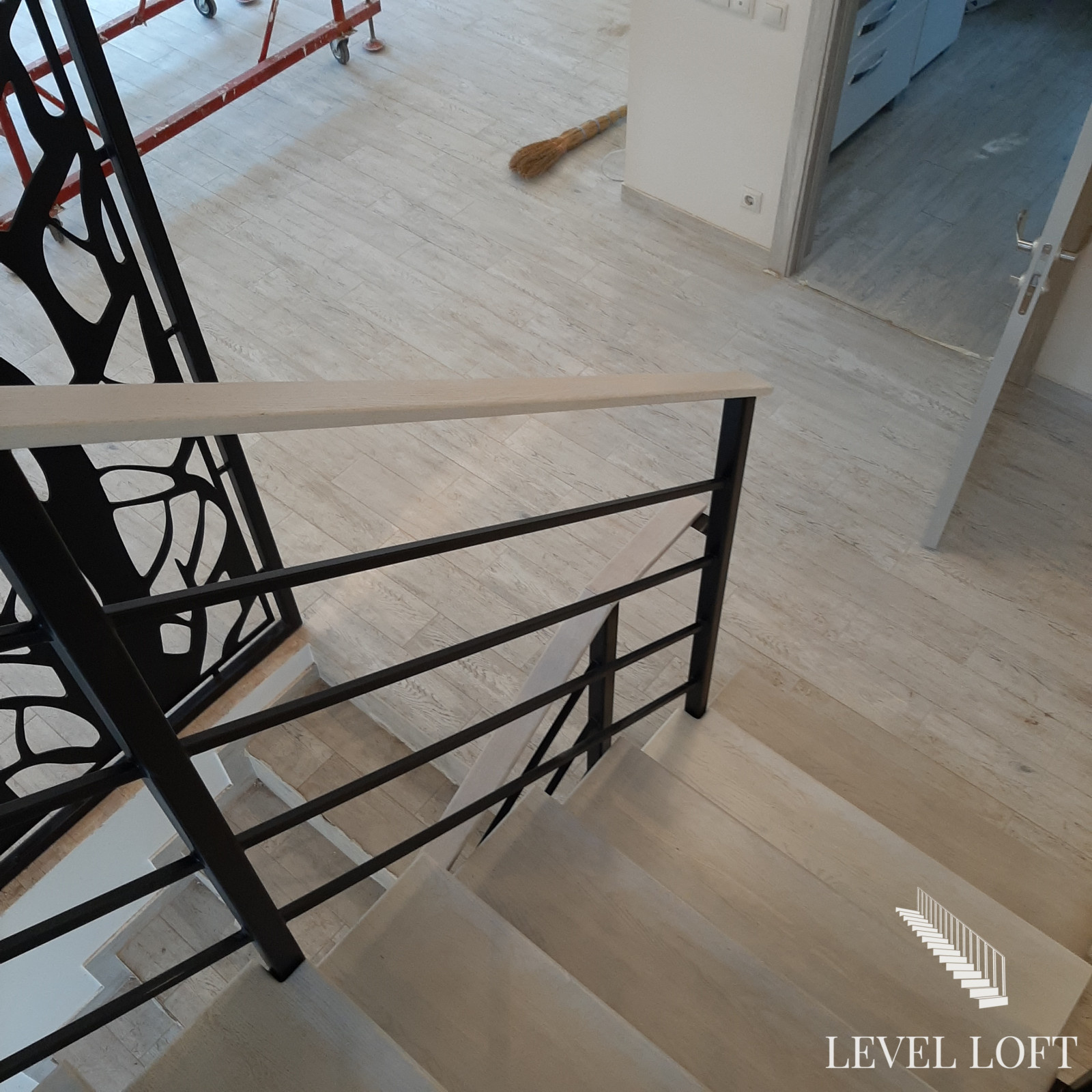 Лестница на двух косоурах из листа металла с межэтажной площадкой