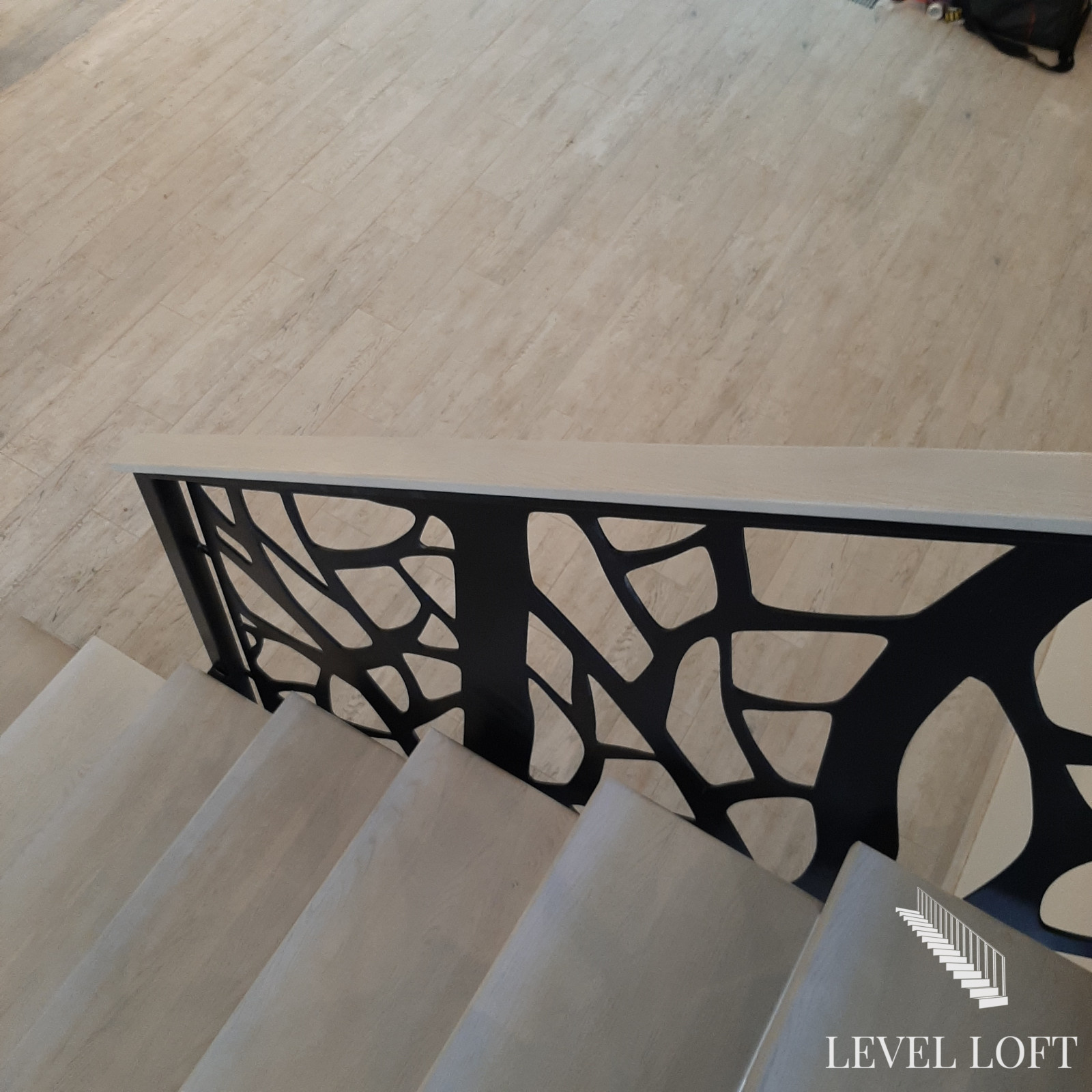 Лестница на двух косоурах из листа металла с межэтажной площадкой