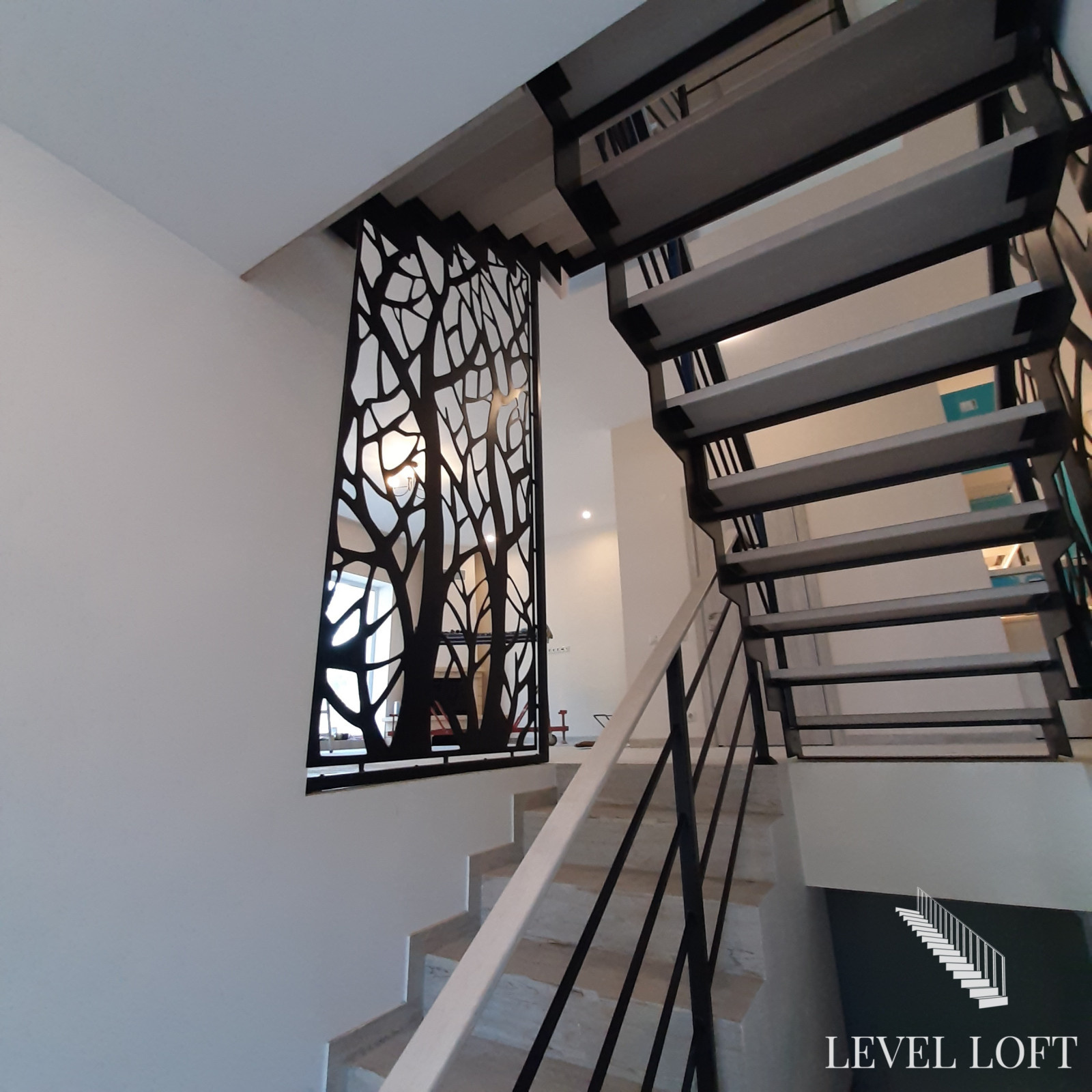 Лестница на двух косоурах из листа металла с межэтажной площадкой