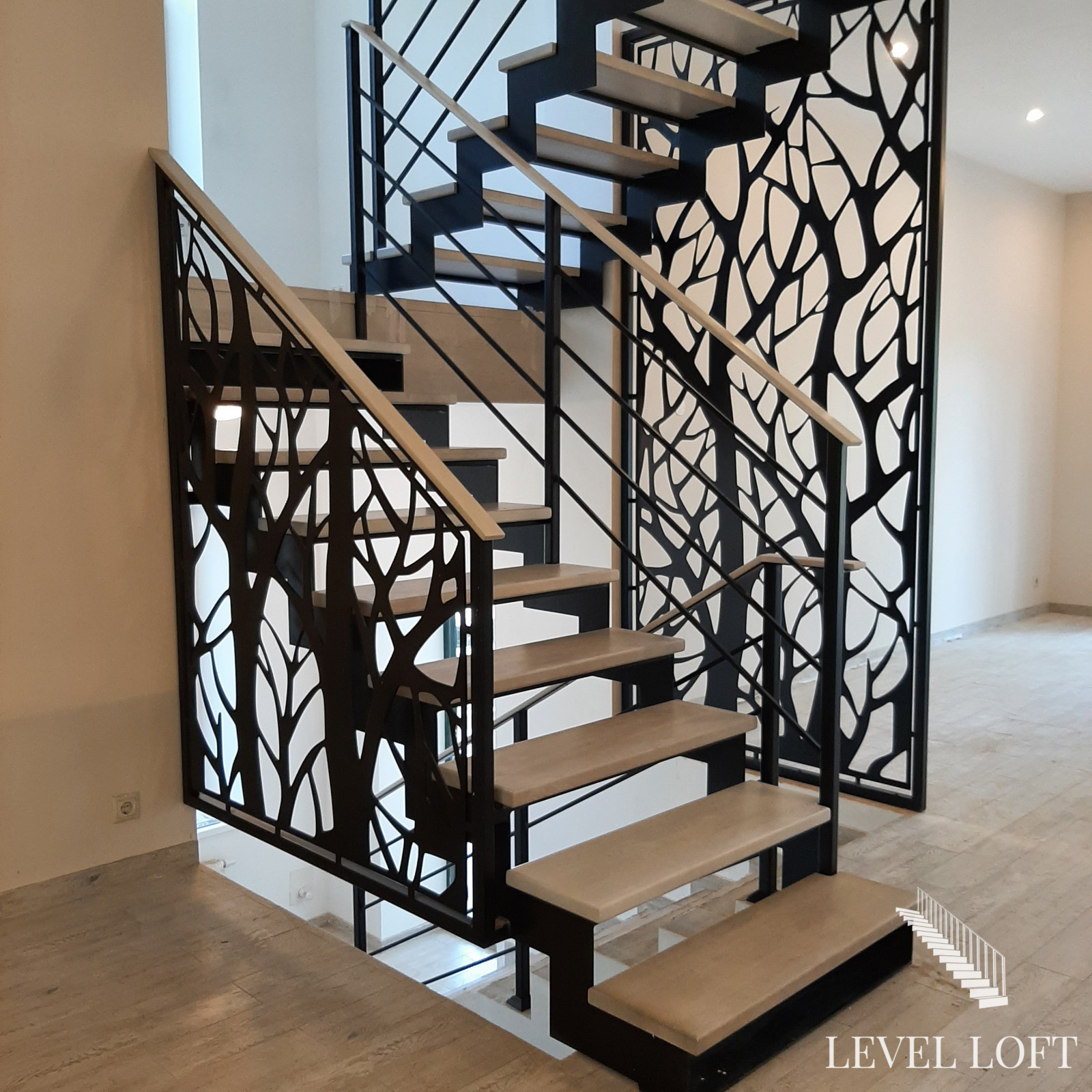 Лестница на двух косоурах из листа металла с межэтажной площадкой