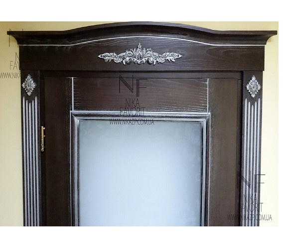 WOODEN DOORS WITH DECORS AND PATINA