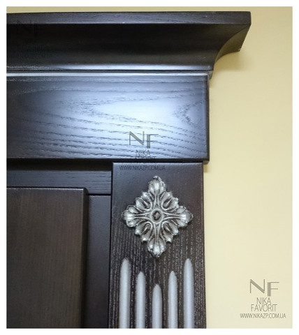 WOODEN DOORS WITH DECORS AND PATINA