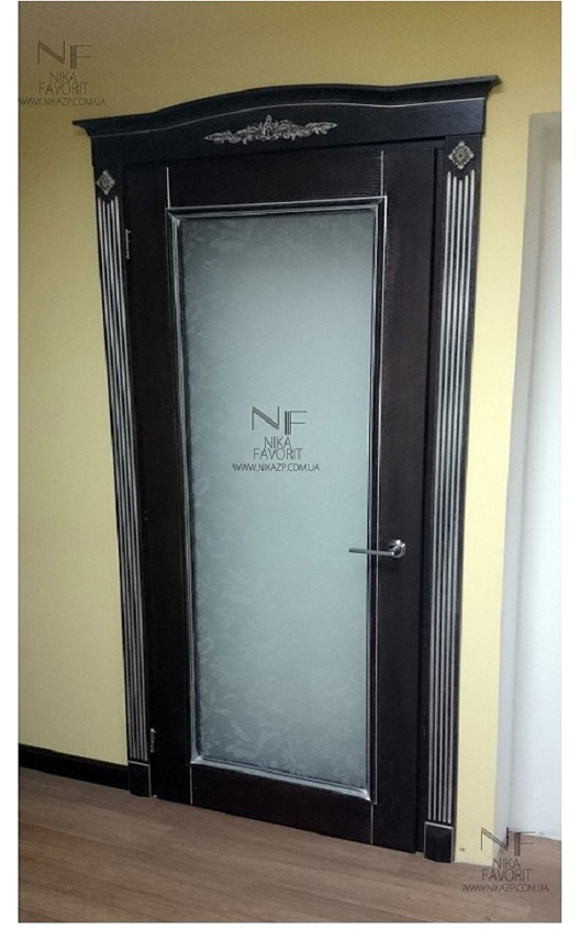WOODEN DOORS WITH DECORS AND PATINA