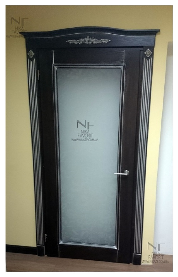 WOODEN DOORS WITH DECORS AND PATINA