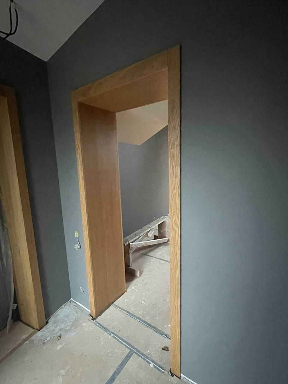 Шпонированные откосы в загородном доме