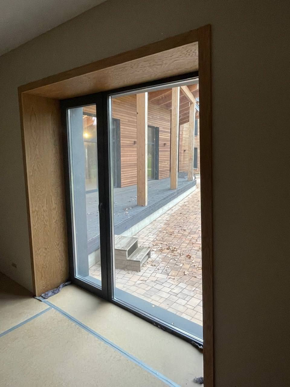 Шпонированные откосы в загородном доме