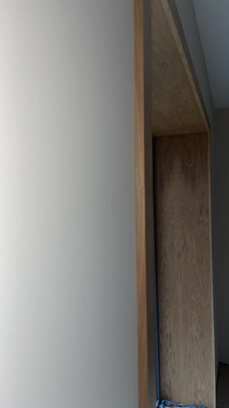 Шпонированные откосы в загородном доме