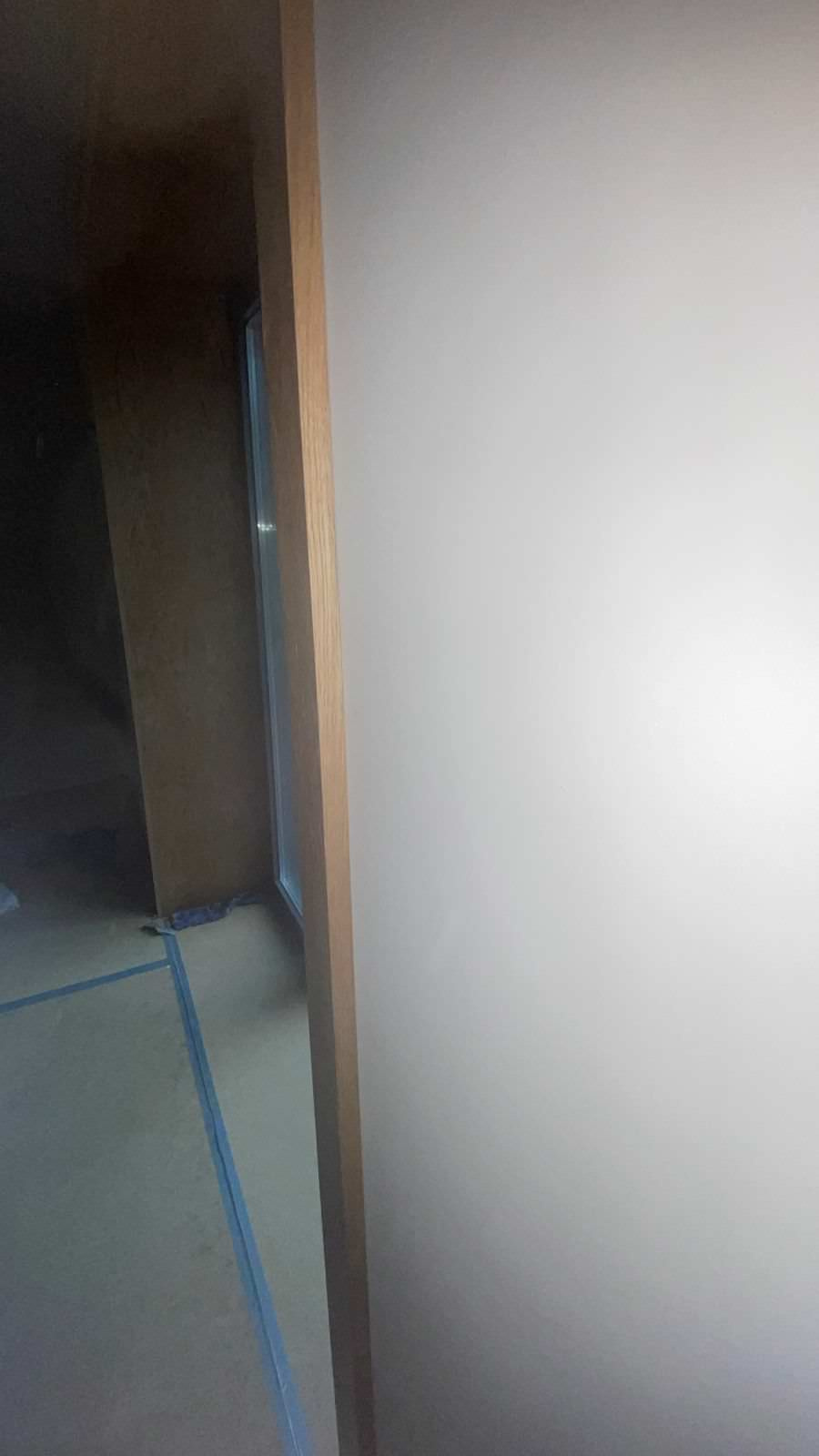 Шпонированные откосы в загородном доме